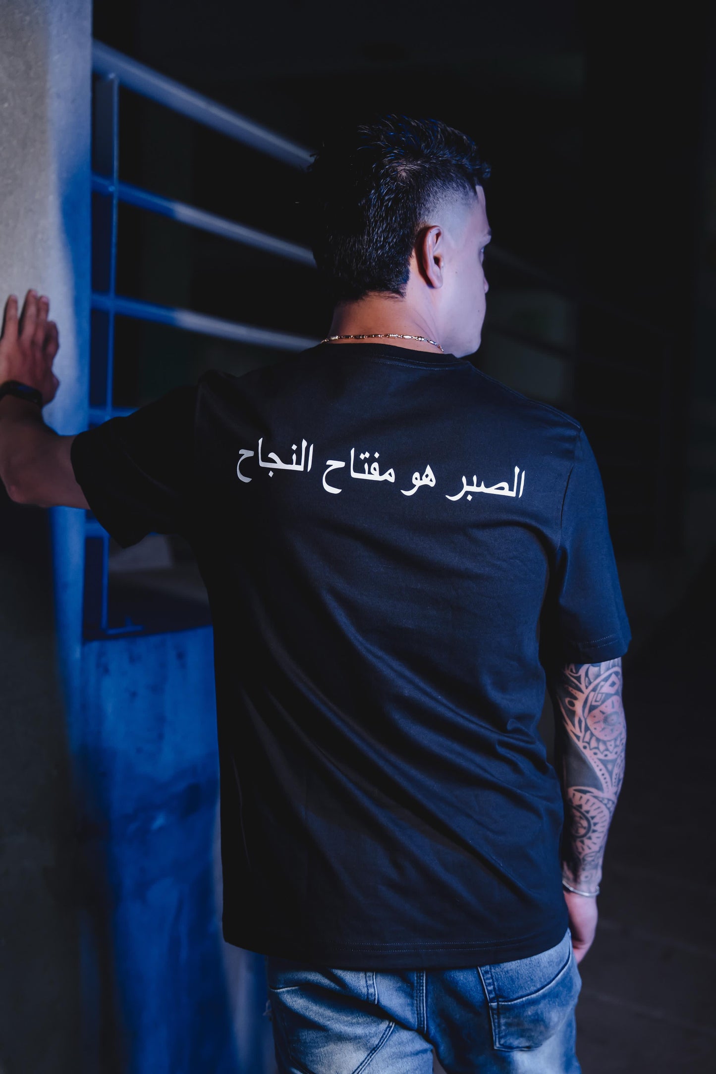 CAMISETA BÁSICA NEGRA CON MENSAJE EGIPCIO. Regula fit