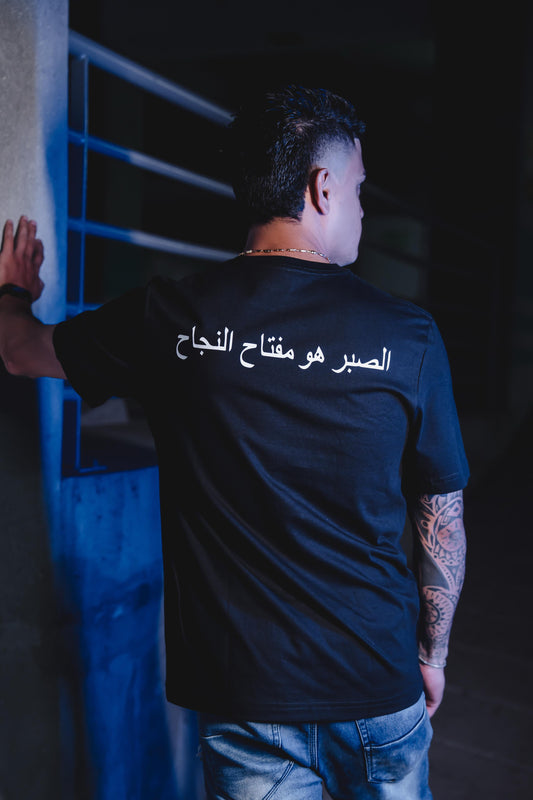 CAMISETA BÁSICA NEGRA CON MENSAJE EGIPCIO. Regula fit