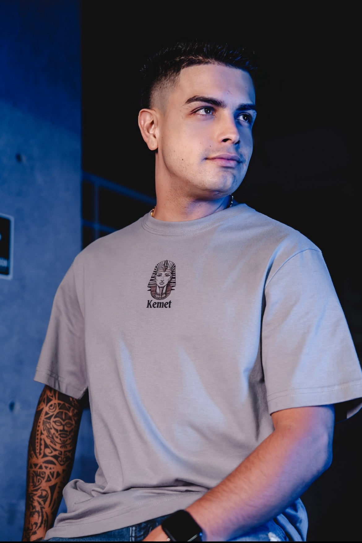 CAMISETA BÁSICA GRIS CON MENSAJE EGIPCIO