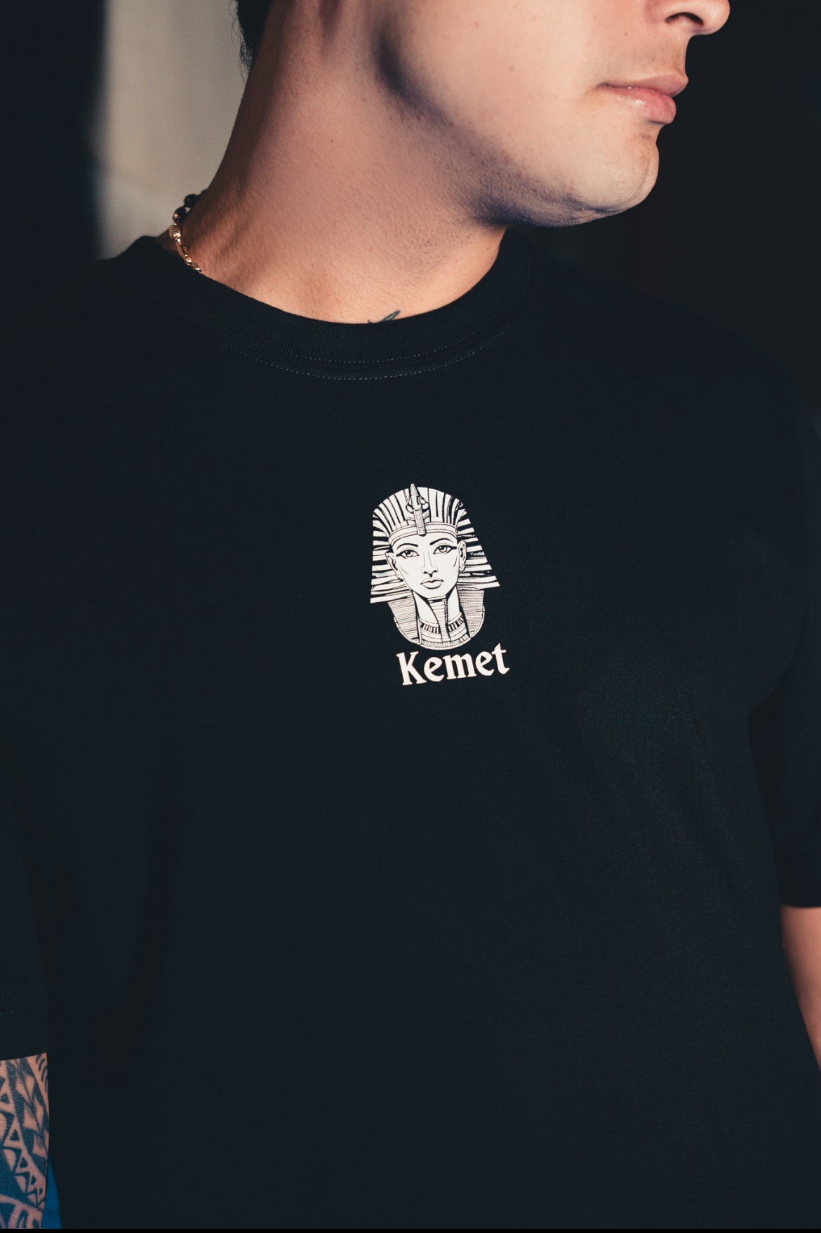 CAMISETA BÁSICA NEGRA CON MENSAJE EGIPCIO. Regula fit