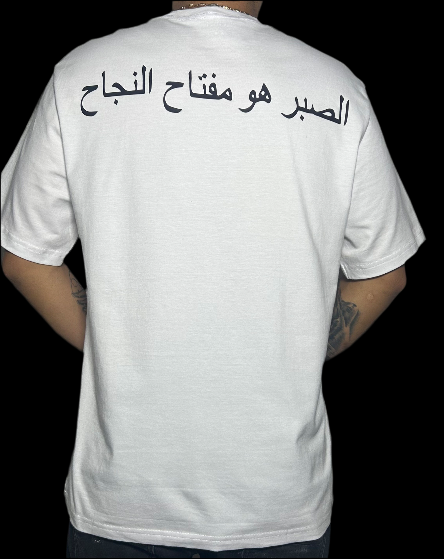 CAMISETA BÁSICA BLANCA CON MENSAJE EN ÁRABE. Regular fit