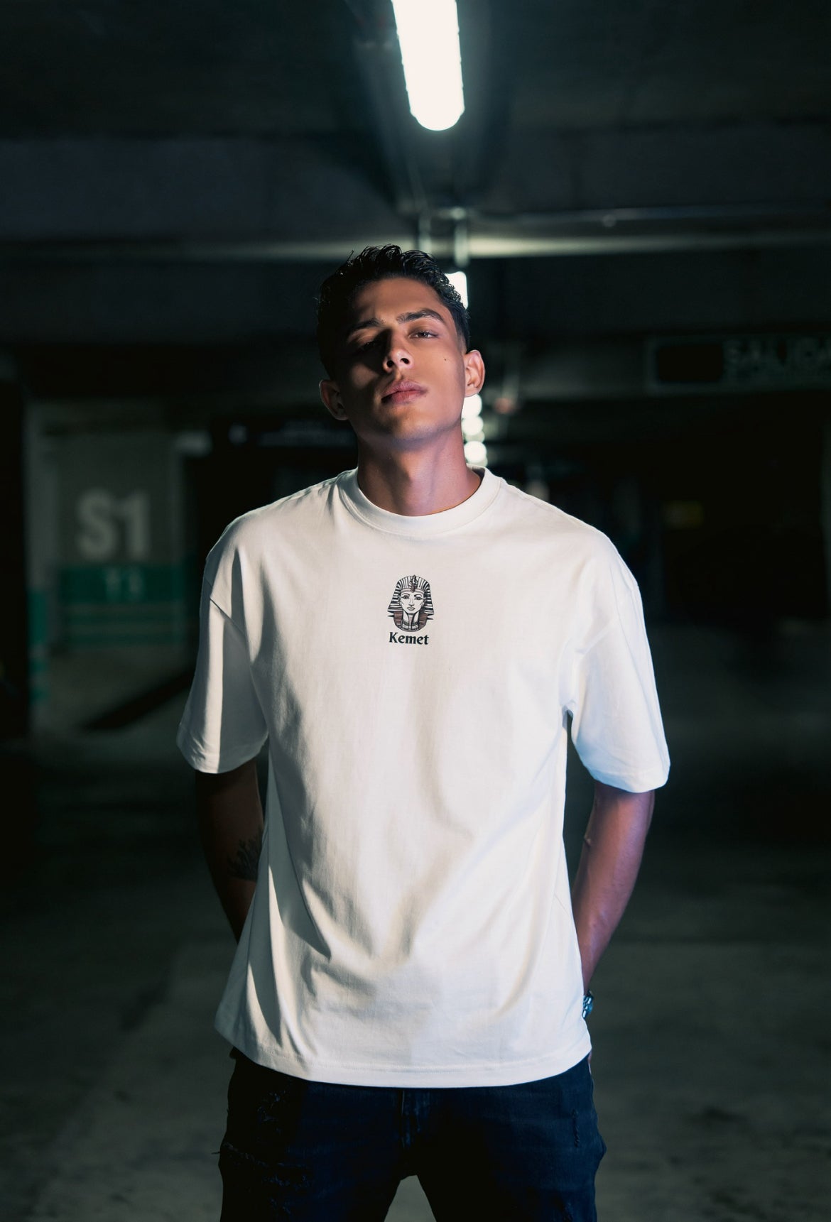 CAMISETA BÁSICA BLANCA CON MENSAJE EN ÁRABE. Regular fit