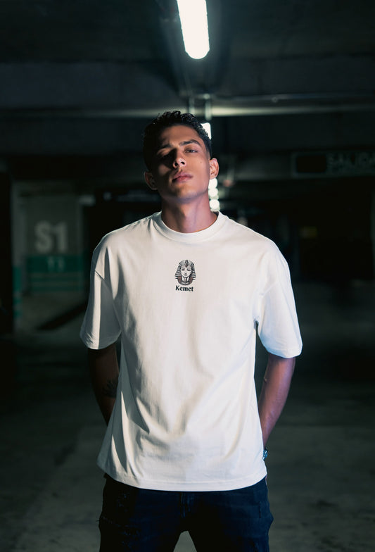 CAMISETA BÁSICA BLANCA CON MENSAJE EN ÁRABE. Regular fit